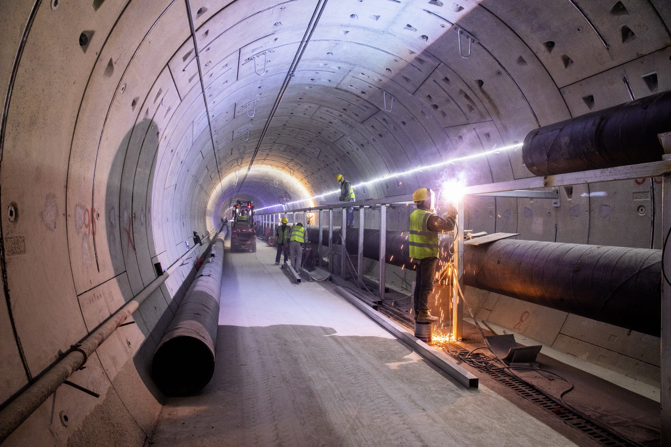 2022年11月8日,安徽安庆石门湖综合管廊给水管道安装现场,焊花飞溅